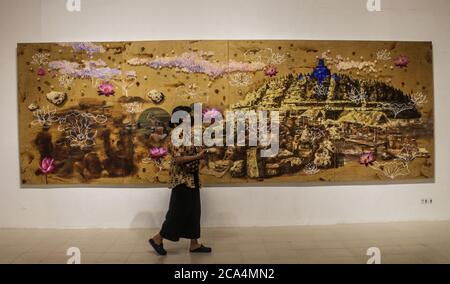 YOGYAKARTA, RÉGION SPÉCIALE DE YOGYAKARTA, INDONÉSIE. 4 août 2020. Les visiteurs regardent l'exposition de peinture sur le thème « Duwow » pour commencer un nouvel ordre de vie dans le contexte de l'épidémie de virus de la couronne à la galerie Jogja, Yogyakarta, Indonésie, le mardi 4 août 2020. Le cas positif du virus corona en Indonésie est aujourd'hui de 115,056 personnes. Auparavant, le Président de l'Indonésie, Joko Widodo, a averti qu'il devait être vigilant quant à la possibilité et à l'anticipation du risque d'une deuxième vague, la deuxième. Credit: Slamet Riyadi/ZUMA Wire/Alamy Live News Banque D'Images