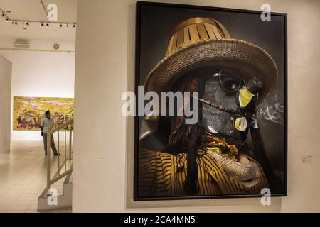 YOGYAKARTA, RÉGION SPÉCIALE DE YOGYAKARTA, INDONÉSIE. 4 août 2020. Les visiteurs regardent l'exposition de peinture sur le thème « Duwow » pour commencer un nouvel ordre de vie dans le contexte de l'épidémie de virus de la couronne à la galerie Jogja, Yogyakarta, Indonésie, le mardi 4 août 2020. Le cas positif du virus corona en Indonésie est aujourd'hui de 115,056 personnes. Auparavant, le Président de l'Indonésie, Joko Widodo, a averti qu'il devait être vigilant quant à la possibilité et à l'anticipation du risque d'une deuxième vague, la deuxième. Credit: Slamet Riyadi/ZUMA Wire/Alamy Live News Banque D'Images