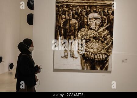 YOGYAKARTA, RÉGION SPÉCIALE DE YOGYAKARTA, INDONÉSIE. 4 août 2020. Les visiteurs regardent l'exposition de peinture sur le thème « Duwow » pour commencer un nouvel ordre de vie dans le contexte de l'épidémie de virus de la couronne à la galerie Jogja, Yogyakarta, Indonésie, le mardi 4 août 2020. Le cas positif du virus corona en Indonésie est aujourd'hui de 115,056 personnes. Auparavant, le Président de l'Indonésie, Joko Widodo, a averti qu'il devait être vigilant quant à la possibilité et à l'anticipation du risque d'une deuxième vague, la deuxième. Credit: Slamet Riyadi/ZUMA Wire/Alamy Live News Banque D'Images