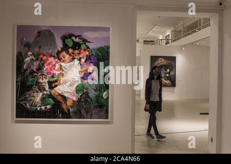 YOGYAKARTA, RÉGION SPÉCIALE DE YOGYAKARTA, INDONÉSIE. 4 août 2020. Les visiteurs regardent l'exposition de peinture sur le thème « Duwow » pour commencer un nouvel ordre de vie dans le contexte de l'épidémie de virus de la couronne à la galerie Jogja, Yogyakarta, Indonésie, le mardi 4 août 2020. Le cas positif du virus corona en Indonésie est aujourd'hui de 115,056 personnes. Auparavant, le Président de l'Indonésie, Joko Widodo, a averti qu'il devait être vigilant quant à la possibilité et à l'anticipation du risque d'une deuxième vague, la deuxième. Credit: Slamet Riyadi/ZUMA Wire/Alamy Live News Banque D'Images