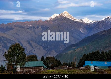 Vue sur le paysage des montagnes de l'Himalaya de la maison d'hôtes à Paiya trek à Mera Peak, Népal. Banque D'Images