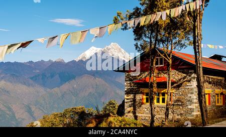 Bâtiment au temple bouddhiste appelé monastère de Tashisanga choing, situé à courte montée de Panggom sur la route de trekking à Mera Peak, Népal. Banque D'Images