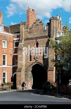 Cycliste traversant North Bar, Beverley, East Yorkshire, Angleterre Banque D'Images