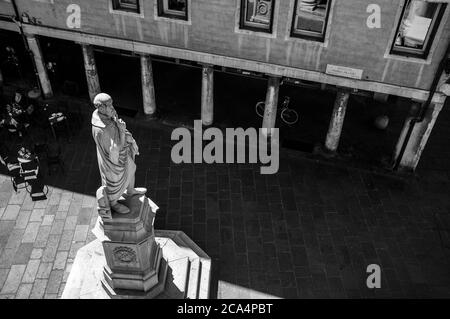 27 avril 2019 - Vicenza, Italie : vue sur la statue de l'architecte Andrea Palladio depuis la terrasse de la Basilique Palladiana. Il a été influencé par GR Banque D'Images