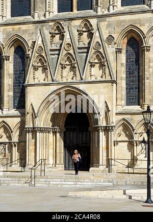 York Minster, porte dans le transept sud, North Yorkshire, Angleterre Royaume-Uni