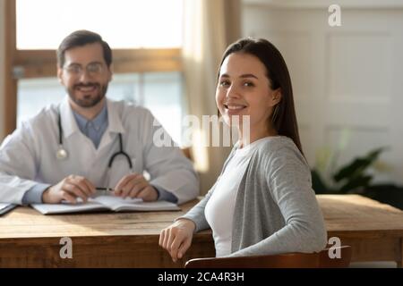 Portrait de jeune femme souriante cliente médecin traitant. Banque D'Images