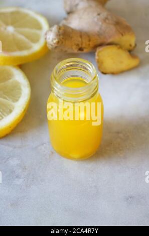 Turmeric fait main et Ginger et citron dans un petit bouteille sur un plateau en marbre Banque D'Images