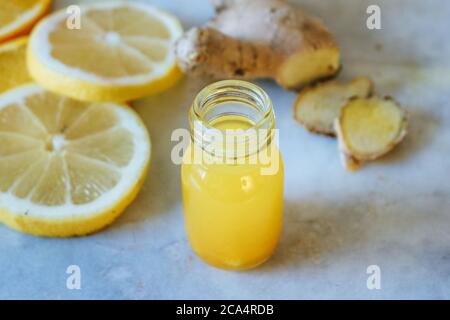 Turmeric fait main et Ginger et citron dans un petit bouteille sur un plateau en marbre Banque D'Images