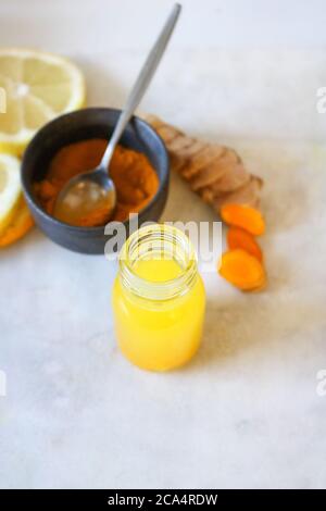 Turmeric fait main et Ginger et citron dans un petit bouteille sur un plateau en marbre Banque D'Images