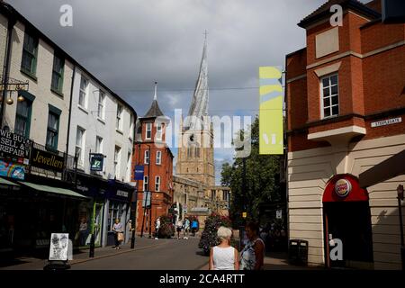 Centre-ville de Chesterfield dans le Derbyshire site historique Église paroissiale de Chesterfield avec la célèbre flèche de Crooked depuis Burlington Street Banque D'Images