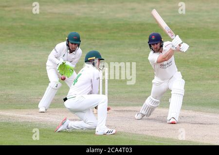Steven Croft (à droite), de Lancashire, se batte pendant le quatrième jour du match de Bob Willis Trophy à Blackfinch New Road, Worcester. Banque D'Images