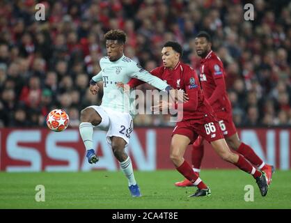 Le Bayern de Munich, Kingsley Coman, a relevé le défi de la balle de Trent Alexander-Arnold à Liverpool Banque D'Images