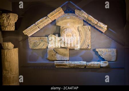 Vestiges du Temple Pediment - Gorgon's Head, la ressemblance de la déesse Sulis Minerva exposée, le Musée des bains romains, Bath, Somerset, Angleterre, Royaume-Uni Banque D'Images