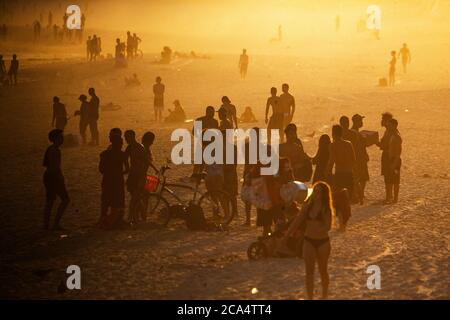 Rio de Janeiro, Brésil- le 13 juillet 2020 les baigneurs de soleil apprécient la plage d'Arpoador démasquée malgré la pandémie du virus corona covid-19. Banque D'Images