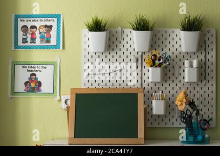 salle d'école avec un tableau noir Banque D'Images