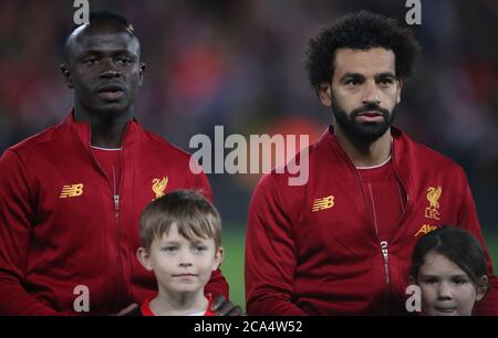 Sadio Mane de Liverpool et Mohamed Salah de Liverpool se sont alignés avant le match de l'UEFA Champions League Group E à Anfield, Liverpool. Banque D'Images