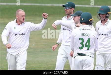 Matt Parkinson de Leicestershire (à gauche) célèbre avec ses coéquipiers après avoir pris le cricket de George Balderson de Lancashire (non représenté) pendant le quatrième jour du match de trophée Bob Willis à Blackfinch New Road, Worcester. Banque D'Images