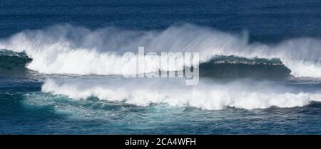 Vagues spectaculaires dans les mers tropicales bleu turquoise. Points forts blancs L'image de la boîte de lettres impact.impact est créée et pulvérisée Banque D'Images