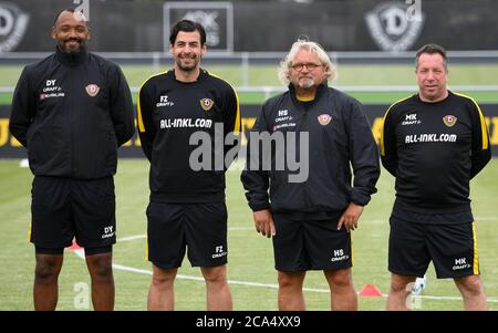 04 août 2020, Saxe, Dresde: Football: 3ème ligue, lancement de l'entraînement SG Dynamo Dresden, AOK plus Walter Fritz Academy. L'entraîneur de dynamos Markus Kauczinski (r) est sur le terrain d'entraînement avec le nouvel entraîneur de gardien de but David Yelldell (l), le nouvel entraîneur adjoint Ferydoon Zandi (2e à partir de la gauche) et l'entraîneur assistant Heiko Scholz. Photo: Robert Michael/dpa-Zentralbild/ZB Banque D'Images