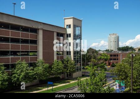 Parking couvert et hôtel éloigné à Syracuse, New York Banque D'Images