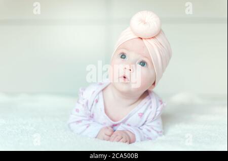 Cute baby lying on bed Banque D'Images