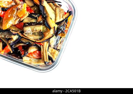 Aubergines grillées et poivrons rouges dans le bol en verre sur fond blanc. Alimentation saine, légumes colorés de saison concept. Banque D'Images