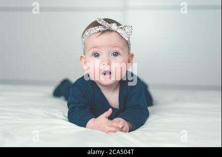 Joli portrait de bébé dans le lit Banque D'Images