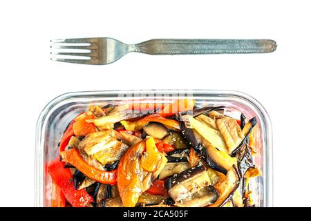 Aubergines grillées et poivrons rouges dans le bol en verre sur fond blanc. Concept de saine alimentation. Banque D'Images