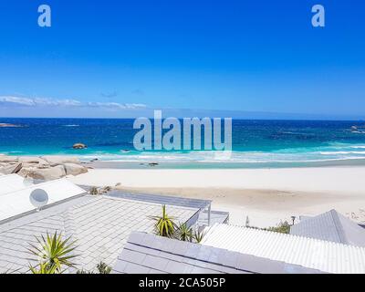 Camps Bay Beach au Cap, Afrique du Sud. Banque D'Images