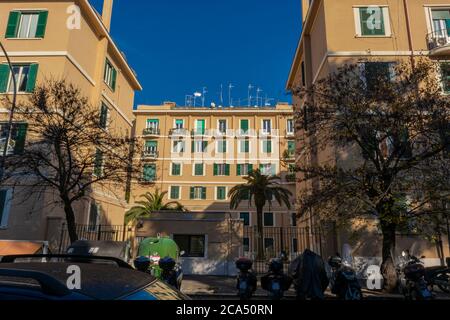 Rome, Italie, 25.12.2019: Compelx résidentiel dans le centre de Rome, un immeuble d'appartements à Rome. Vue sur la rue, vue de dessous, parking de voitures et Banque D'Images