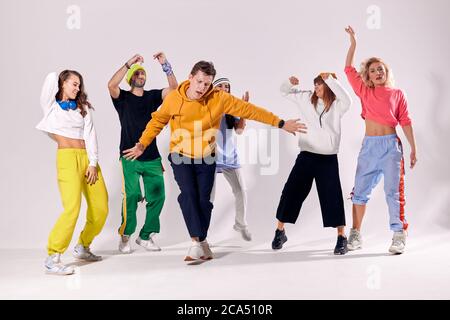 Des adolescents joyeux qui passent du temps à la fête, vêtus d'une tenue sportive, qui se concentrent sur la danse, le plaisir, s'amuser, profiter de la musique hip hop, danci Banque D'Images