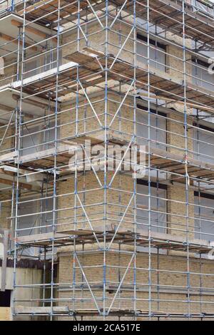 Échafaudage de construction sur la façade d'un bâtiment résidentiel. Jour. Banque D'Images