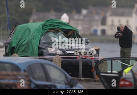 Une voiture est examinée après son entrée dans l'eau au port de Strangford, Co Down. Un homme est traité à l'hôpital après l'incident. Banque D'Images