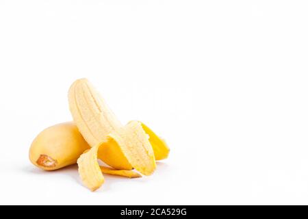 Banane à moitié pelée ou banane dorée sur fond blanc saine Pisang Mas Banana nourriture de fruits isolée Banque D'Images