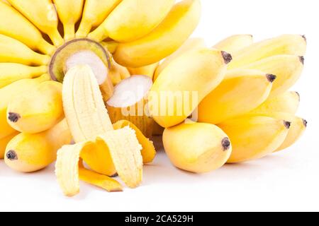 Banane d'oeuf à moitié pelée et deux mains de bananes dorées sur fond blanc saine Pisang Mas Banana nourriture de fruits isolée Banque D'Images