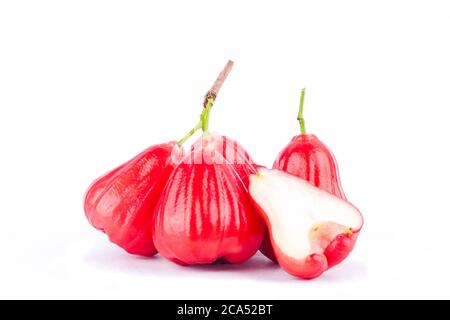 moitié de pomme de rose et de pommes de rose rouges sur fond blanc nourriture saine de fruit de pomme de rose isolée Banque D'Images