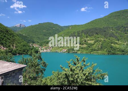 Lac Jablanicko (également connu sous le nom de lac Jablanica) en Bosnie-Herzégovine. Banque D'Images