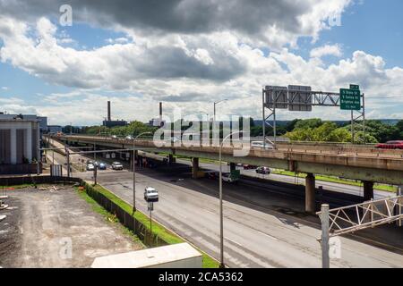 Syracuse, New York, États-Unis. 2 août 2020. Vue sur l'Interstate 81 dans le centre-ville de Syracuse. Actuellement en discussion sur l'avenir de l'autoroute comme il est Banque D'Images