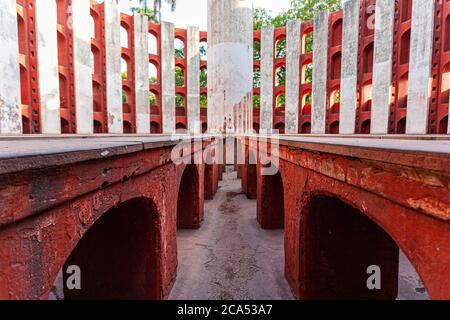 Jantar Mantar - instruments d'astronomie architecturale à New Delhi construits par Maharaja Jai Singh II de Jaipur, Inde Banque D'Images