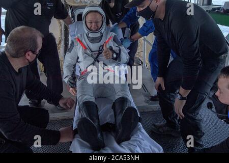 L'astronaute de la NASA Douglas Hurley est aidé à sortir du vaisseau spatial SpaceX Crew Dragon Endeavour à bord du navire de récupération SpaceX GO Navigator, après que lui et l'astronaute de la NASA Robert Behnken ont atterri dans le golfe du Mexique au large de la côte de Pensacola, en Floride, le 2 août 2020. Le vol d'essai Demo-2 pour le programme des équipages commerciaux de la NASA a été le premier à livrer des astronautes à la Station spatiale internationale et à les ramener sur Terre en toute sécurité à bord d'un vaisseau spatial construit et exploité commercialement. Behnken et Hurley sont revenus après avoir passé 64 jours dans l'espace. NASA photo par Bill Ingalls/UPI Banque D'Images