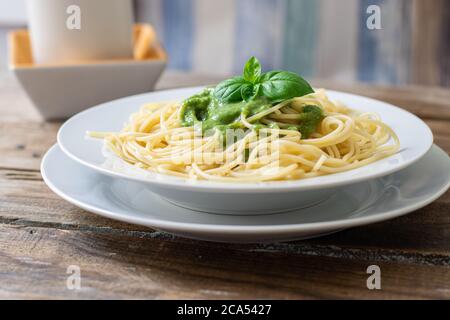 pâtes italiennes fraîches au pesto sur un plat blanc Banque D'Images