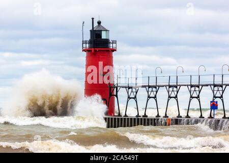 Vue des vagues sur le phare, South Haven, Michigan, États-Unis Banque D'Images