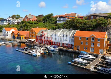 Haugesund, Norvège. Vue d'été sur les bateaux dans le district de Haugaland en Norvège. Banque D'Images