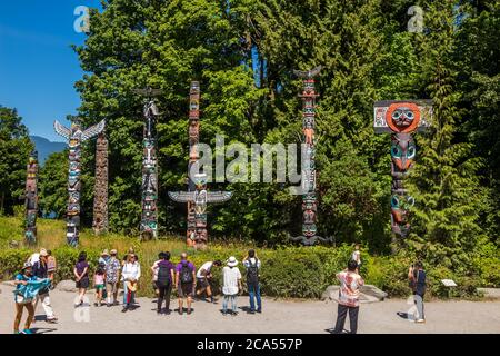 Vancouver, Canada - 27 juillet 2017 : touristes admirant les Totem Poles de la première nation dans le parc Stanley, Vancouver, Colombie-Britannique, Canada Banque D'Images