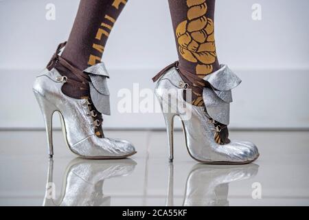 Chaussures et collants à talons par la designer de mode britannique Vivienne Westwood. Banque D'Images