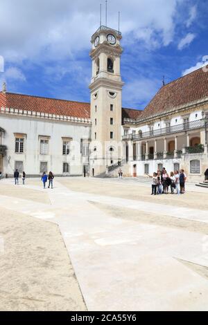 COIMBRA, PORTUGAL - Mai 26, 2018 : les visiteurs à l'Université de Coimbra au Portugal. L'université est un UNESCO World Heritage Site. Banque D'Images