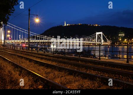 Vue sur le pont de la liberté, le Danube, Gillert Hill, de l'autre côté des lignes de chemin de fer à Budapest, Hongrie, la nuit Banque D'Images