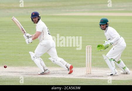 Steven Croft, de Lancashire (à gauche), se batte pendant le quatrième jour du match de Bob Willis Trophy à Blackfinch New Road, Worcester. Banque D'Images