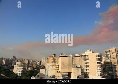 Beyrouth, Liban. 4 août 2020. De la fumée s'élève à la suite d'une explosion à Beyrouth, au Liban, le 4 août 2020. Une explosion importante probablement causée par des produits chimiques dangereux a frappé mardi la capitale du Liban, Beyrouth, a déclaré des sources. Credit: Li Liangyong/Xinhua/Alamy Live News Banque D'Images