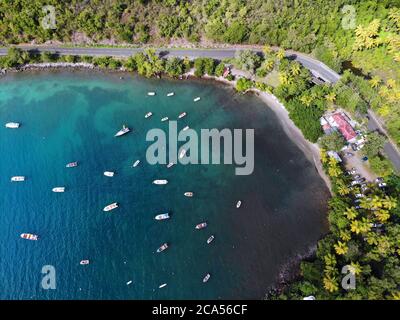 Plage Guadeloupe drone le coucher du soleil. Vue aérienne de la baie du Port de Marigot. Banque D'Images